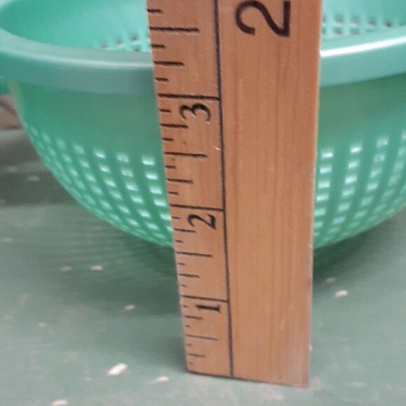 4 pc bundle; Covered fruit/veggie tray, cutting board, & set of 2 strainers - Picture 12 of 12